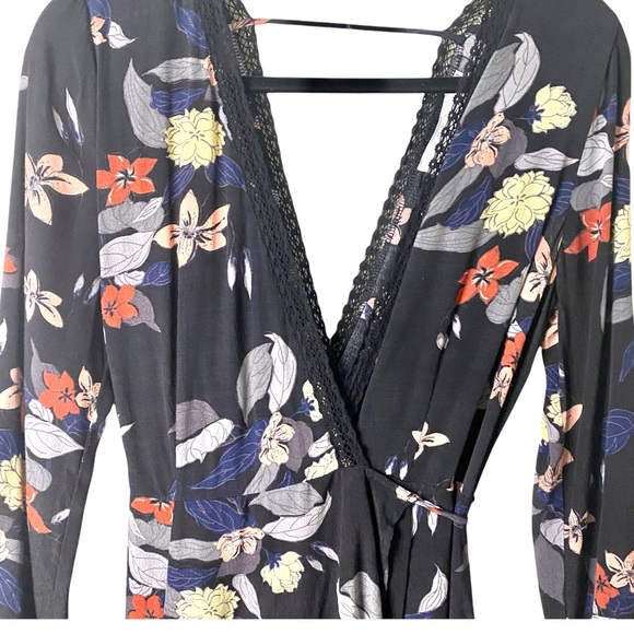 ASTR The Label Floral Print Wrap Dress (S) - Picture 5 of 8